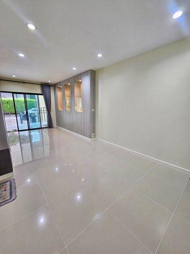 รูป ขายด่วน ราคาดีมาก ทาวน์โฮม 3 ชั้น รีโนเวทใหม่ PATIO ศรีนครินทร์–พระราม 9 ทำเลกรุงเทพกรีฑา - รูปที่ 5/25