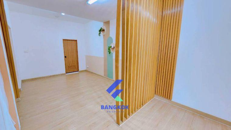 รูป 🏡✨ ขายทาวน์โฮม 2 ชั้น รีโนเวทใหม่ | วงแหวน–รามอินทรา 💰 ราคา 2.9 ล้านบาท | พร้อมเข้าอยู่ - รูปที่ 4/11