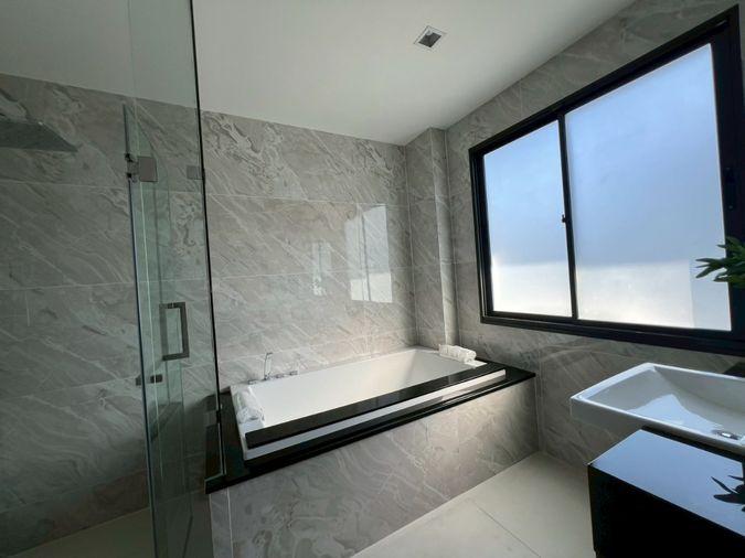 รูป Grand Bangkok Boulevard กรุงเทพกรีฑา บ้านเดี่ยวหรูสไตล์ Modern Classic  ใกล้ ARL ลาดกระบัง และสนามบินสุวรรณภูมิ เพียง 62 ครอบครัวเท่านั้น - รูปที่ 3/36