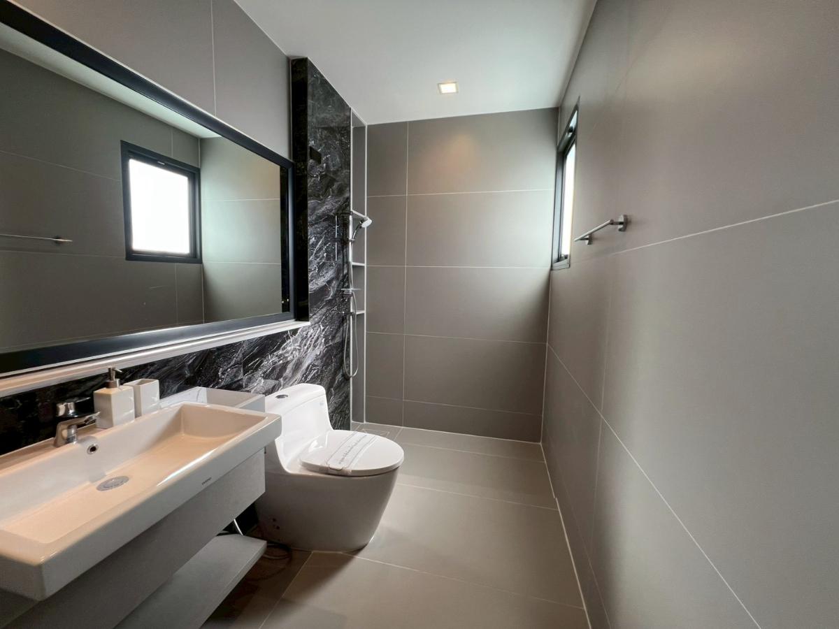 รูป Grand Bangkok Boulevard กรุงเทพกรีฑา บ้านเดี่ยวหรูสไตล์ Modern Classic  ใกล้ ARL ลาดกระบัง และสนามบินสุวรรณภูมิ เพียง 62 ครอบครัวเท่านั้น - รูปที่ 20/36