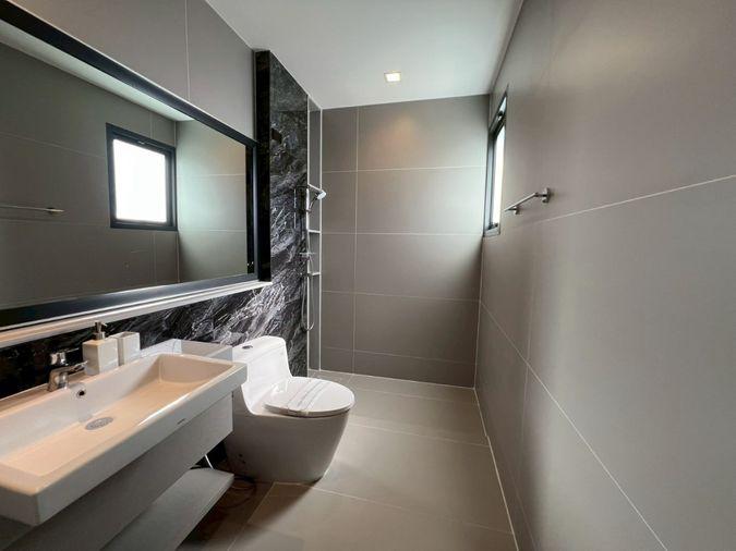 รูป Grand Bangkok Boulevard กรุงเทพกรีฑา บ้านเดี่ยวหรูสไตล์ Modern Classic  ใกล้ ARL ลาดกระบัง และสนามบินสุวรรณภูมิ เพียง 62 ครอบครัวเท่านั้น - รูปที่ 20/36