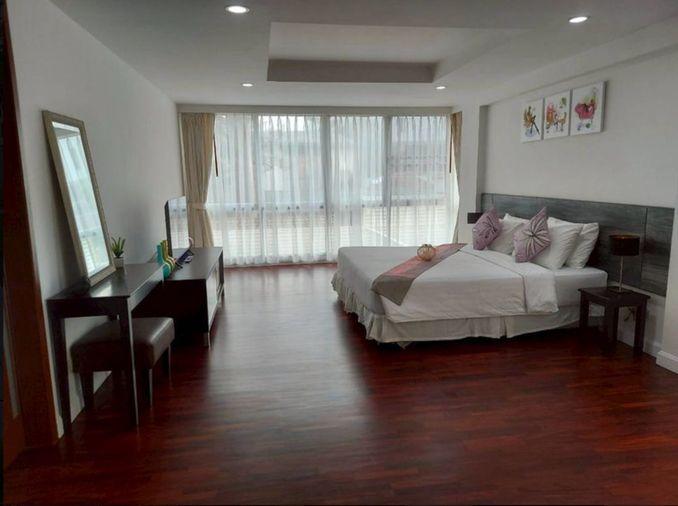 picture  Sathorn Gallery. 3beds 230sqm. Pets ok! Line id: @pfagent - 4/6