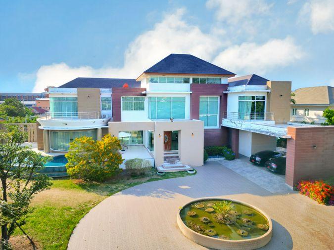 รูป ขายบ้านเดี่ยว Luxury ปัญญาอินทรา P5 ที่ดิน 1 ไร่ครึ่ง พร้อมสระว่ายน้ำ และเรือนรับรอง ใกล้สนามกอล์ฟปัญญา แฟชั่นไอส์แลนด์ - รูปที่ 1/46