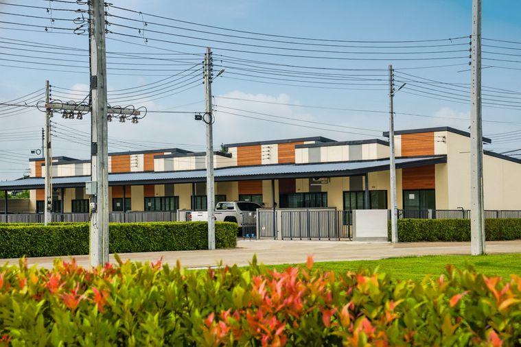 รูป Call : 092-469-6464 โครงการ สราญเพลสวิลล์ นิคมพัฒนา ระยอง มีให้เลือกทั้งแบบ ทาวน์โฮม และ บ้านแฝด 2 ห้องนอน 2 ห้องน้ำ ใกล้นิคม WHA ระยอง - รูปที่ 1/15