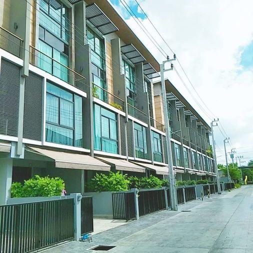 picture Luxury corner townhome, private, 6-meter high ceilings, Lasalle area. - 1/16