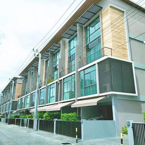 picture Luxury corner townhome, private, 6-meter high ceilings, Lasalle area. - 2/16