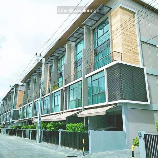 picture Luxury corner townhome, private, 6-meter high ceilings, Lasalle area. - 2/16