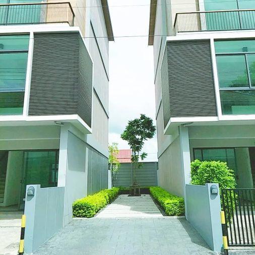 picture Luxury corner townhome, private, 6-meter high ceilings, Lasalle area. - 3/16
