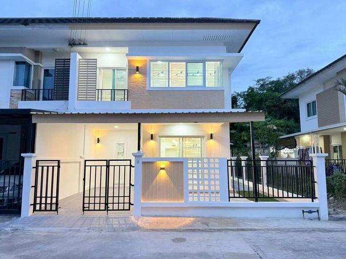picture Two-story townhome for sale in The Central 2 Nong Yai Bu-Sriracha, Chonburi. - 1/18