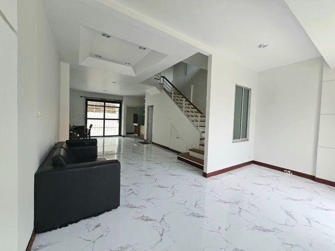 picture House For Sale Baan Klang Muang The Royal Monaco Srinakarin Pattanakarn - 4/10