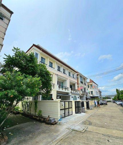 picture House For Sale Baan Klang Muang The Royal Monaco Srinakarin Pattanakarn - 3/10