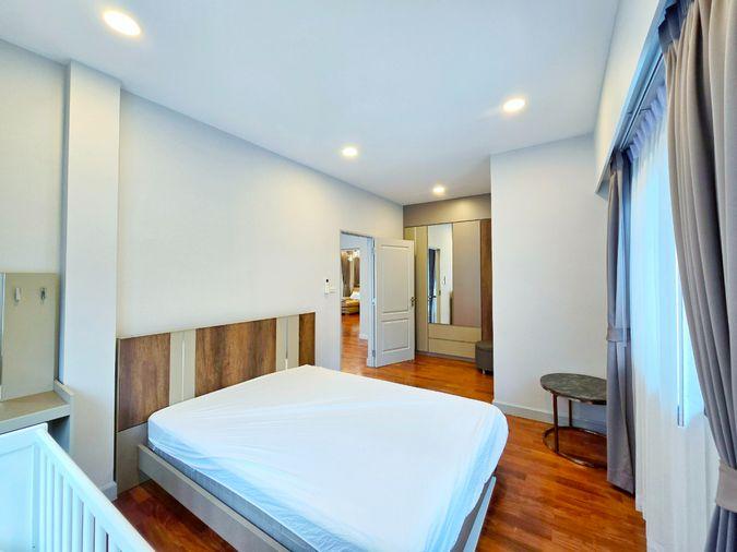 รูป ขายด่วน ม.แกรนด์บางกอก บูเลอวาร์ด สาทร บ้านแปลงมุม สภาพดี 101.3 ตรว. 348 ตรม. สนามหญ้ากว้าง พร้อมเข้าอยู่ - รูปที่ 37/42