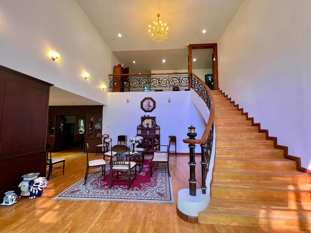รูป ขายบ้านเดี่ยวหรู 3 ชั้น ใจกลางเมืองลาดพร้าว สไตล์ Classic European / Classic Luxury โถงสูง Double Volume สง่างามเหนือระดับ - รูปที่ 2/43