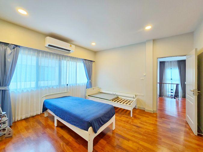 รูป ขายด่วน ม.แกรนด์บางกอก บูเลอวาร์ด สาทร บ้านแปลงมุม สภาพดี 101.3 ตรว. 348 ตรม. สนามหญ้ากว้าง พร้อมเข้าอยู่ - รูปที่ 34/42