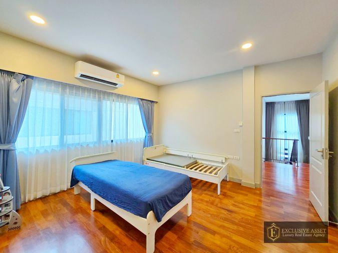 รูป ขายด่วน ม.แกรนด์บางกอก บูเลอวาร์ด สาทร บ้านแปลงมุม สภาพดี 101.3 ตรว. 348 ตรม. สนามหญ้ากว้าง พร้อมเข้าอยู่ - รูปที่ 34/42