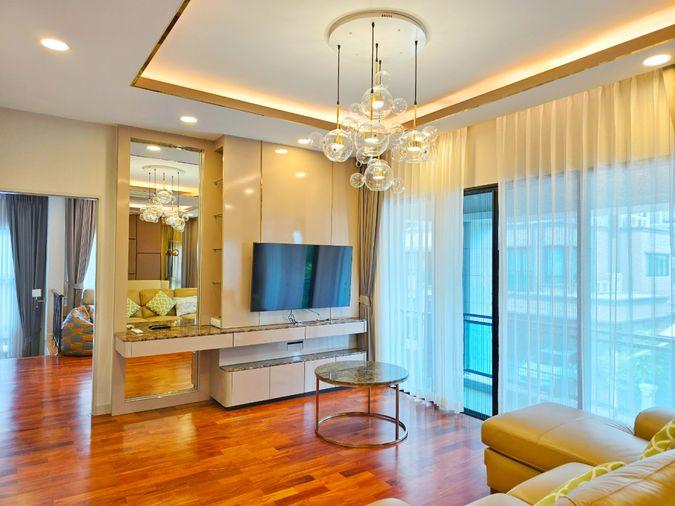 รูป ขายด่วน ม.แกรนด์บางกอก บูเลอวาร์ด สาทร บ้านแปลงมุม สภาพดี 101.3 ตรว. 348 ตรม. สนามหญ้ากว้าง พร้อมเข้าอยู่ - รูปที่ 29/42