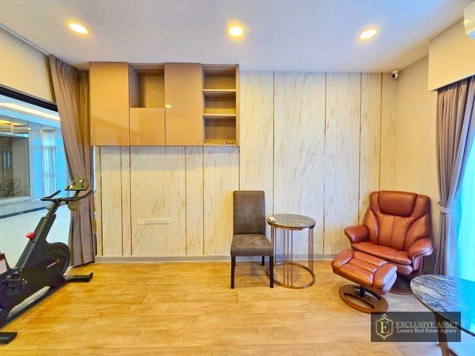 รูป ขายด่วน ม.แกรนด์บางกอก บูเลอวาร์ด สาทร บ้านแปลงมุม สภาพดี 101.3 ตรว. 348 ตรม. สนามหญ้ากว้าง พร้อมเข้าอยู่ - รูปที่ 16/42