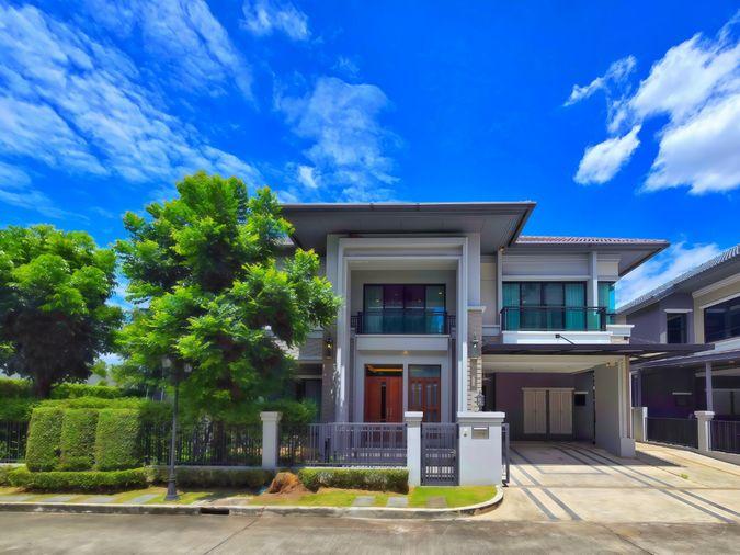 รูป ขายด่วน ม.แกรนด์บางกอก บูเลอวาร์ด สาทร บ้านแปลงมุม สภาพดี 101.3 ตรว. 348 ตรม. สนามหญ้ากว้าง พร้อมเข้าอยู่ - รูปที่ 1/42