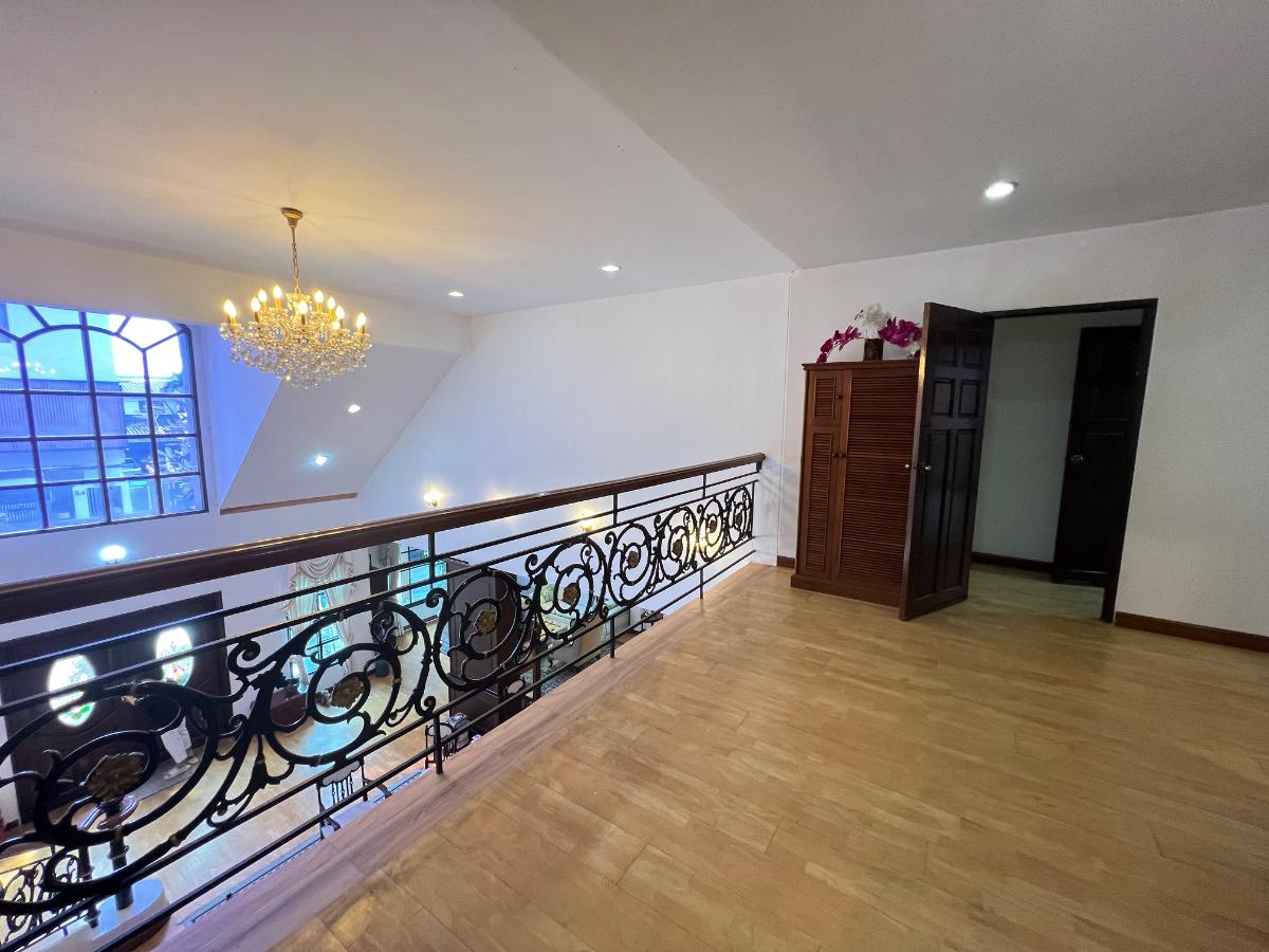 รูป ขายบ้านเดี่ยวหรู 3 ชั้น ใจกลางเมืองลาดพร้าว สไตล์ Classic European / Classic Luxury โถงสูง Double Volume สง่างามเหนือระดับ - รูปที่ 29/43