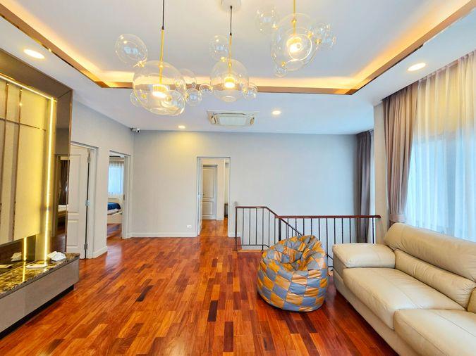 รูป ขายด่วน ม.แกรนด์บางกอก บูเลอวาร์ด สาทร บ้านแปลงมุม สภาพดี 101.3 ตรว. 348 ตรม. สนามหญ้ากว้าง พร้อมเข้าอยู่ - รูปที่ 22/42