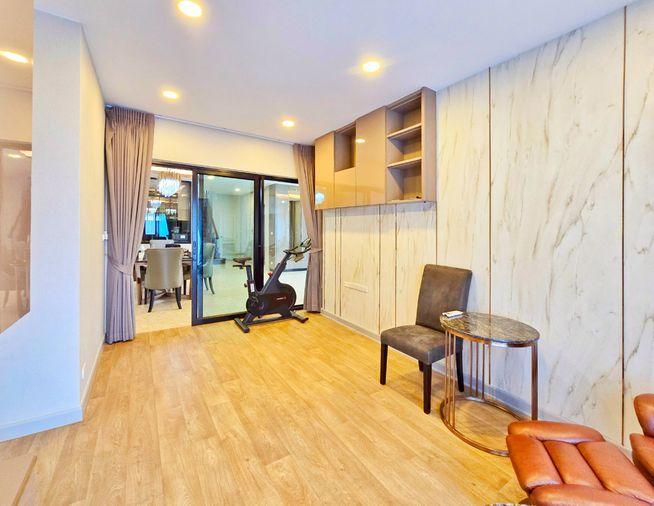 รูป ขายด่วน ม.แกรนด์บางกอก บูเลอวาร์ด สาทร บ้านแปลงมุม สภาพดี 101.3 ตรว. 348 ตรม. สนามหญ้ากว้าง พร้อมเข้าอยู่ - รูปที่ 17/42