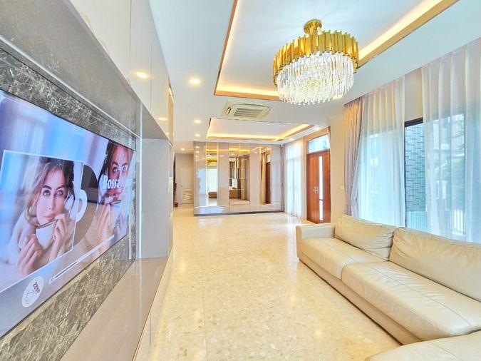 รูป ขายด่วน ม.แกรนด์บางกอก บูเลอวาร์ด สาทร บ้านแปลงมุม สภาพดี 101.3 ตรว. 348 ตรม. สนามหญ้ากว้าง พร้อมเข้าอยู่ - รูปที่ 11/42