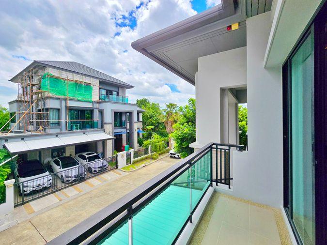 รูป ขายด่วน ม.แกรนด์บางกอก บูเลอวาร์ด สาทร บ้านแปลงมุม สภาพดี 101.3 ตรว. 348 ตรม. สนามหญ้ากว้าง พร้อมเข้าอยู่ - รูปที่ 25/42