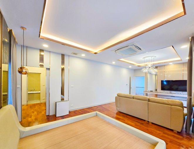 รูป ขายด่วน ม.แกรนด์บางกอก บูเลอวาร์ด สาทร บ้านแปลงมุม สภาพดี 101.3 ตรว. 348 ตรม. สนามหญ้ากว้าง พร้อมเข้าอยู่ - รูปที่ 28/42