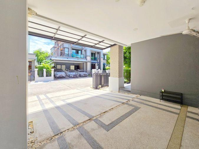 รูป ขายด่วน ม.แกรนด์บางกอก บูเลอวาร์ด สาทร บ้านแปลงมุม สภาพดี 101.3 ตรว. 348 ตรม. สนามหญ้ากว้าง พร้อมเข้าอยู่ - รูปที่ 4/42