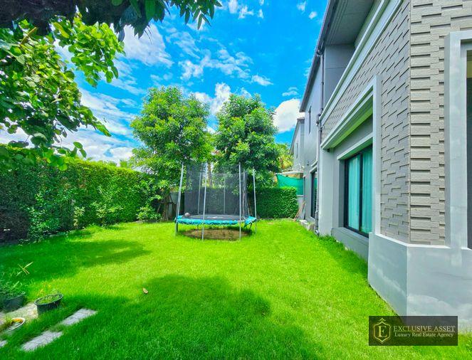 รูป ขายด่วน ม.แกรนด์บางกอก บูเลอวาร์ด สาทร บ้านแปลงมุม สภาพดี 101.3 ตรว. 348 ตรม. สนามหญ้ากว้าง พร้อมเข้าอยู่ - รูปที่ 5/42