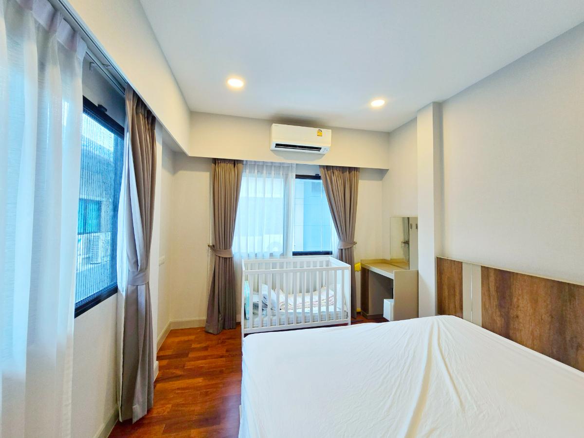 รูป ขายด่วน ม.แกรนด์บางกอก บูเลอวาร์ด สาทร บ้านแปลงมุม สภาพดี 101.3 ตรว. 348 ตรม. สนามหญ้ากว้าง พร้อมเข้าอยู่ - รูปที่ 36/42
