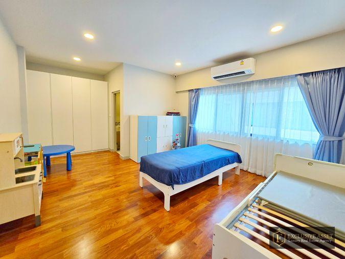 รูป ขายด่วน ม.แกรนด์บางกอก บูเลอวาร์ด สาทร บ้านแปลงมุม สภาพดี 101.3 ตรว. 348 ตรม. สนามหญ้ากว้าง พร้อมเข้าอยู่ - รูปที่ 33/42