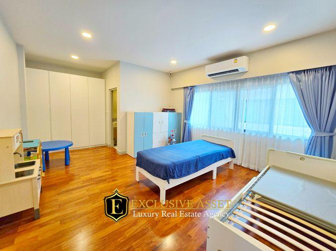 รูป ขายด่วน ม.แกรนด์บางกอก บูเลอวาร์ด สาทร บ้านแปลงมุม สภาพดี 101.3 ตรว. 348 ตรม. สนามหญ้ากว้าง พร้อมเข้าอยู่ - รูปที่ 33/42