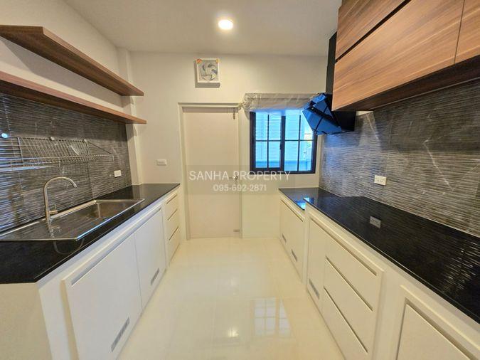 รูป บ้านเดี่ยว เซนโทร บางนา แต่งครบพร้อมอยู่ (4 ห้องนอน 4 ห้องน้ำ) ขาย 18.5MB, เช่า 156,000/เดือน ▫️Line: @sanhaproperty📲092-6242892 รหัส SHW066 รับโค - รูปที่ 9/18