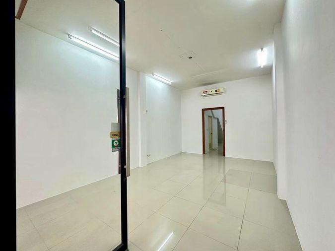 picture Commercial building for rent (ground floor only), prime location near Maxvalu Sriracha, Chonburi. - 1/6