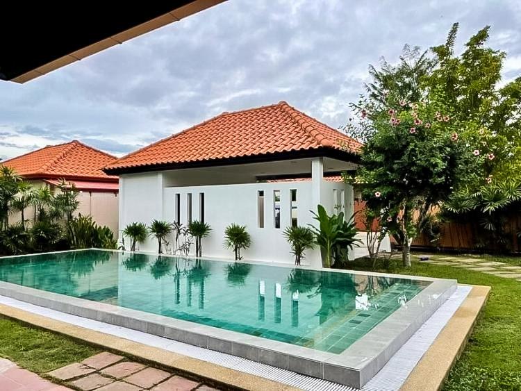 picture Thai Modern Style Private Pool 3BR House for Sale in Huay Yai - 1/9