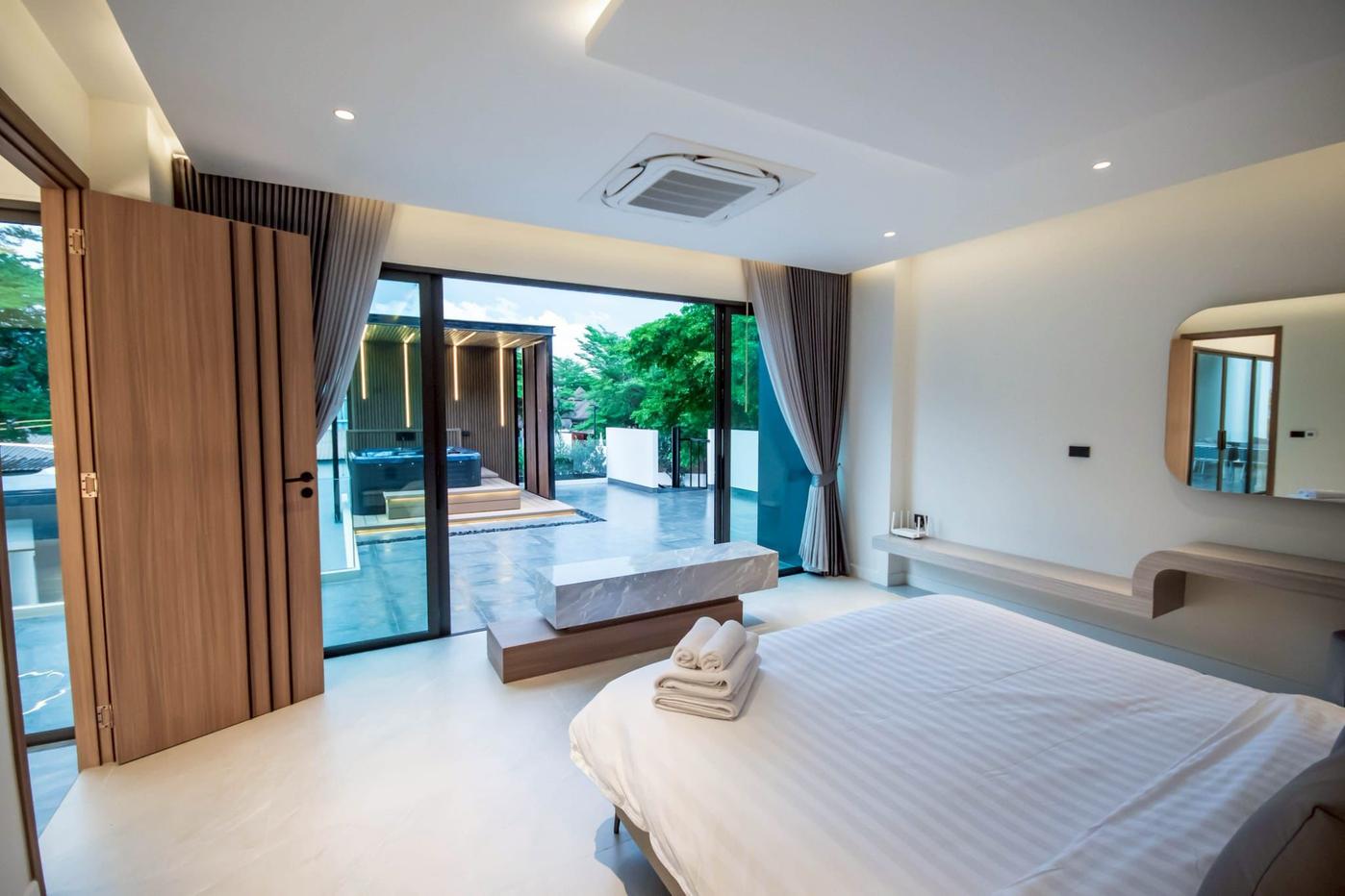 picture Ultra Luxury Newly Completed Villa for Rent in Na Jomtien - 13/20