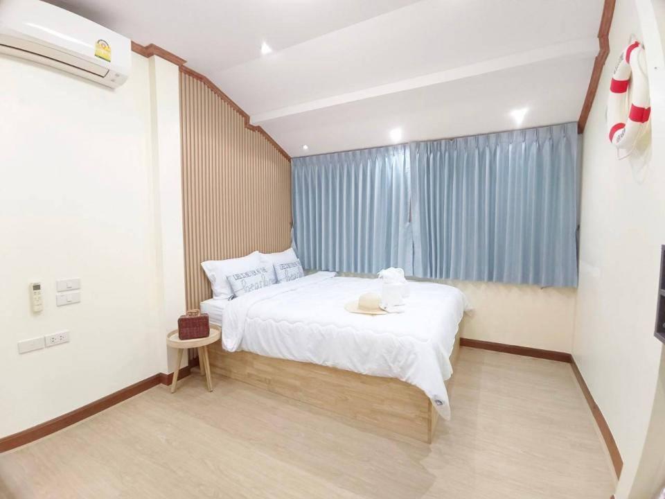 picture Beachfront Pool Villa for Sale, Jomtien Beach - 15/17