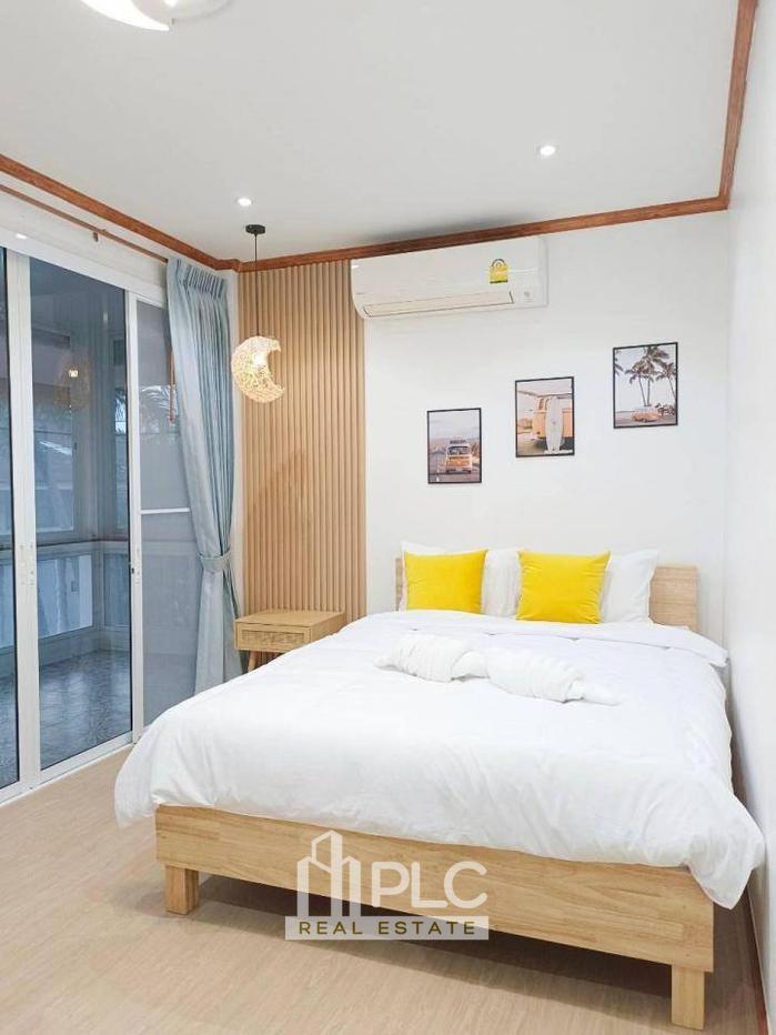 picture Beachfront Pool Villa for Sale, Jomtien Beach - 13/17