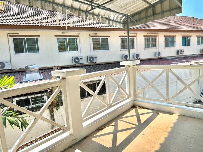 รูป หมู่บ้าน บางแสนมหานคร: บนพื้นที่ 105 ตรม 3 ห้องนอน 4 ห้องน้ำ ใกล้ชายหาดบางแสน ใจกลางความสะดวก - รูปที่ 33/45