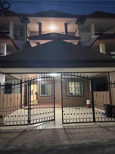 รูป 🏡 ขายด่วน! ทาวน์โฮม 3 ชั้น รีโนเวทใหม่ วิวภูเขา ใจกลางศรีราชา โครงการ หมู่บ้านวรฤทธิ์ (Worarit) – ใกล้โรงเรียนอัสสัมชัญ เพียง 2 กม.! - รูปที่ 1/13
