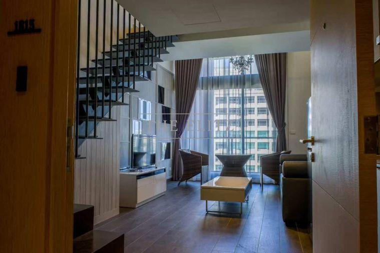รูป ✨ เปลี่ยนบันไดในห้องให้เป็นรันเวย์ Duplex สุด Exclusive ที่ The Lofts เอกมัย ห้องกระจกสูงเต็มบาน วิวเมืองแบบไม่มีอะไรกั้น 🎉 - รูปที่ 2/11