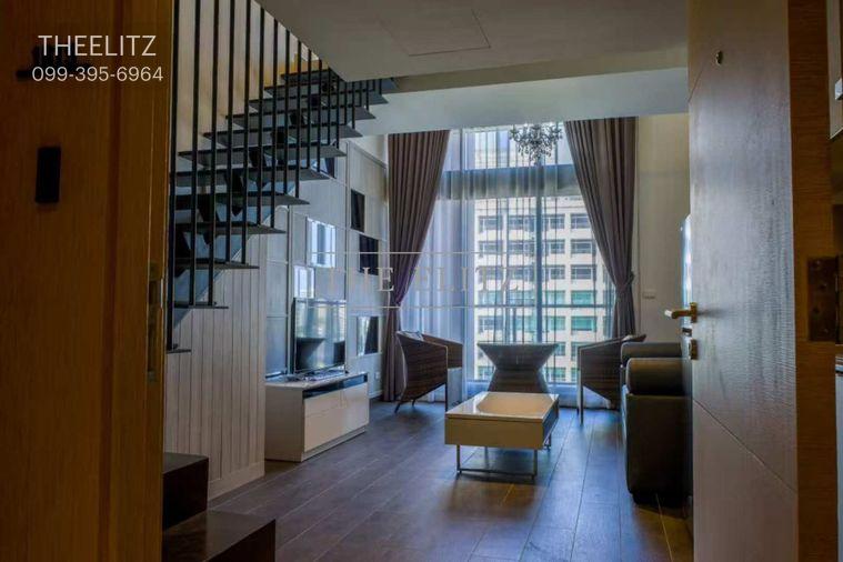 รูป ✨ เปลี่ยนบันไดในห้องให้เป็นรันเวย์ Duplex สุด Exclusive ที่ The Lofts เอกมัย ห้องกระจกสูงเต็มบาน วิวเมืองแบบไม่มีอะไรกั้น 🎉 - รูปที่ 2/11