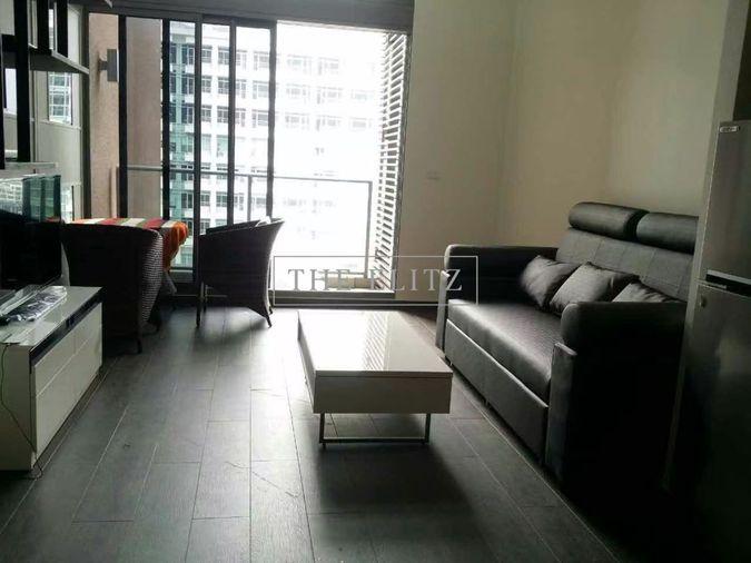 รูป ✨ เปลี่ยนบันไดในห้องให้เป็นรันเวย์ Duplex สุด Exclusive ที่ The Lofts เอกมัย ห้องกระจกสูงเต็มบาน วิวเมืองแบบไม่มีอะไรกั้น 🎉 - รูปที่ 3/11