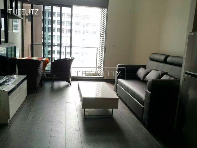 รูป ✨ เปลี่ยนบันไดในห้องให้เป็นรันเวย์ Duplex สุด Exclusive ที่ The Lofts เอกมัย ห้องกระจกสูงเต็มบาน วิวเมืองแบบไม่มีอะไรกั้น 🎉 - รูปที่ 3/11