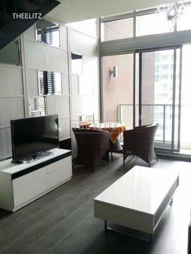 รูป ✨ เปลี่ยนบันไดในห้องให้เป็นรันเวย์ Duplex สุด Exclusive ที่ The Lofts เอกมัย ห้องกระจกสูงเต็มบาน วิวเมืองแบบไม่มีอะไรกั้น 🎉 - รูปที่ 4/11