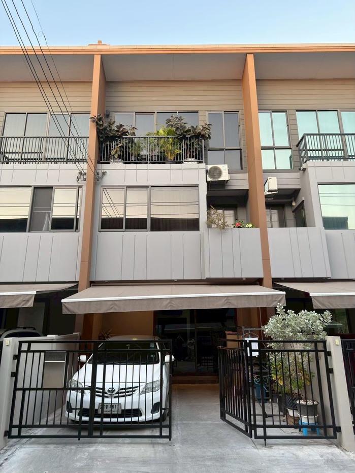 รูป 🔥 ขายด่วน! ทาวน์โฮม 3 ชั้น บ้านกลางเมือง สุขุมวิท–อ่อนนุช ต่อเติมหน้า-หลังครบ ติดฟิล์มทั้งหลัง | พร้อมเข้าอยู่ 6.3 ล้าน 🚗 - รูปที่ 1/12