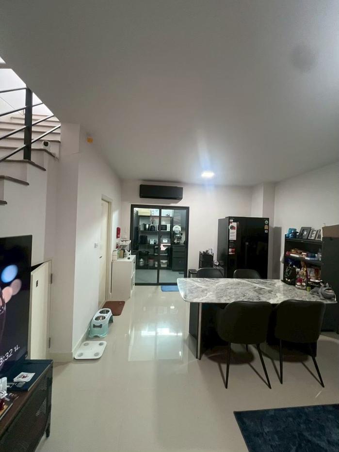 รูป 🔥 ขายด่วน! ทาวน์โฮม 3 ชั้น บ้านกลางเมือง สุขุมวิท–อ่อนนุช ต่อเติมหน้า-หลังครบ ติดฟิล์มทั้งหลัง | พร้อมเข้าอยู่ 6.3 ล้าน 🚗 - รูปที่ 3/12