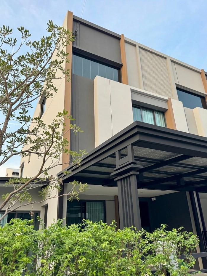 รูป ✨ Ultra Townhome 2.5 ชั้น หลังมุมมีสวน! สภาพใหม่กริ๊บ 5 นาทีถึง Mega Bangna Pleno สุขุมวิท-บางนา 4 | แต่งครบ Fully Furnished | 6.99 ล้าน 🏡 - รูปที่ 1/29