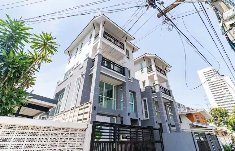 picture [PRIME EKKAMAI] Modern 3.5-Story Townhome | Ideal for Home Office & AirBnB 🏡 - 1/12
